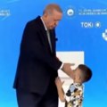 Erdogan na udaru kritika: Snimak na kojem "šamara" dečaka jer mu nije poljubio ruku postao viralan (VIDEO)