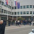 Odbornici vladajuće većine iz sale parlamenta izašli na sporedni izlaz