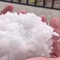 Grad razbio Beograd: Strašno nevreme tutnji prestonicom! Građanima utomobili potpuno izlupani, slike kao usred zime (video)