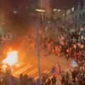 Totalni haos u Americi Demonstranti pale vatre i bacaju kamenice na policiju, jezivi snimci iz Sijetla (video)