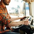 Vrata automobila nikada ne otvarajte levom rukom: "Holandski zahvat" mnogi vozači ignorišu a može da vam spasi život