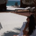 Istakla vitke noge i uzak struk: Pevačica napravila vrele fotke na plaži, pa čačnula supruga fudbalera: "Moj muž može, kad…