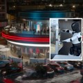 Otvoren Tesla restoran u Holivudu: Pogledajte kako robot služi goste