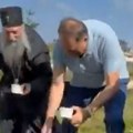 VIDEO: Dodik i patrijarh Porfirije zajedno brali borovnice na Jahorini