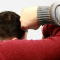 Majku grizao i šamarao, oca udarao pesnicama! Jeza u Sopotu: Roditelji pokušali da pobegnu od pomahnitalog sina, on ih…