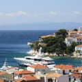 Po mnogima raj na zemlji Turisti koji letuju krajem sezone obožavaju ovo grčko ostrvo, gde temperatura ni u septembru ne pada…