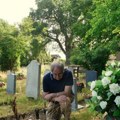 Grobari prevarili deku (93) sa Alchajmerom, odala ih alavost - upoznali ga dok je obilazio ženin grob, pa mu kao lažni…