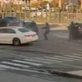 Objavljen horor snimak likvidacije kriminalca! Izrešetan pred prolaznicima: Ubice izašle iz automobila, usledio užas (video)