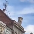 (Video) Deo krova u centralnoj ulici u Kragujevcu samo što se ne obruši na glavu prolaznicima, a rekonstrukcija na čekanju jer…