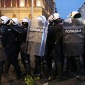 Demonstranti: GaÐali policiju Na protestu na Trgu republike privedeno više lica, saobraćaj bio blokiran satima (foto, video)