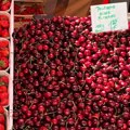 Људи падају у несвест због цене трешања на пијаци: "Продаја иде тако..."