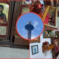 Neverovatna scena u srpskoj svetinji! Dok su se molili nad moštima novomučenika, na krovu se pojavila... "Ljudi su bili…