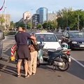 Oborena devojka na Trgu Nikole Pašića! Saobraćajka u centru Beograda: Vozači joj odmah pritekli u pomoć! (foto)