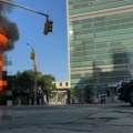 Horor u Njujorku: Demonstrant se zapalio ispred sedišta UN (video)