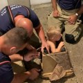 Vatrogasci izvukli dečaka iz taburea! Mališan se zaglavio u njemu, neobična intervencija u Prijedoru (foto)