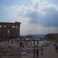 Muškarac nožem povredio dvoje turista kod Akropolja