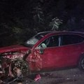 Pijan seo za volan, pa izazvao haos. Dva automobila završila u provaliji: Ima povređenih (foto)