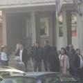 Док студенти разговарају са Грделичанима, СНС организовао скуп на којем су скоро сви запослени из јавних установа у току…