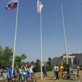 Kragujevac obeležio „Daj pedalu raku”: podizanje zastave i biciklistička vožnja ispred Gradske uprave