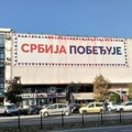 Veliki baner „Srbija pobeđuje“ na Bulevaru oslobođenja u Novom Sadu preliven crvenom farbom