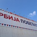 Veliki baner „Srbija pobeđuje“ na Bulevaru oslobođenja u Novom Sadu preliven crvenom farbom