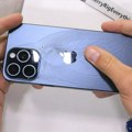 Budite nežni sa novim iPhone 15 Pro Max modelom: Puca prilikom blagog savijanja