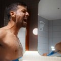 Đoković cepa majicu u kupatilu kao deo ATP rijalitija (video)