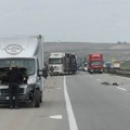 (Foto) dve teške nesreće na auto-putu Beograd - Novi Sad! Delovi vozila svuda rasuti, jezive slike