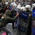 Veliki neredi u Istanbulu, demonstranti tuku policiju, kidaju im štitove