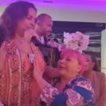 (Video): Zorica Brunclik i Kemiš stavljaju Ani Bekuti bakšiš u dekolte: Kite je evrima, ona im peva na uvce: "Dobro gurni"