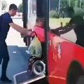 Sramotne scene u Beogradu: Vozač autobusa neće da spusti rampu za osobe sa invaliditetom, muškarcu u kolicima pomogli…