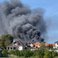 Ogroman crni oblak dima kulja u Kragujevcu: Požar buknuo u mlekari, vatrogasci se bore sa vatrenom stihijom (video)