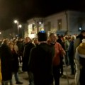 Građani napustili zgradu Skupštine Čačka, novi protest zakazan za ponedeljak (VIDEO)