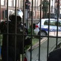 Žandarmerija prskala građane biber sprejom: Pogledajte kako je protekao jučerašnji protest zbog uhapšenih aktivista u…