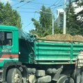 Šok scena u centru Beograda: Kamion propao kroz asfalt, saobraćaj u zastoju