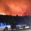 Strašne scene na Kritu: Kuće izgorele, turisti evakuisani čamcima sa plaža (Video)