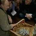 Erotski kalendar, kristalni Krokodil, tigar i jorgan sa berluskonijem...Pogledajte najneobičnije poklone za Putinov rođendan!