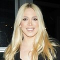 Sa rukom na trudničkom stomaku, srećna i prelepa: Milica Todorović tačno u ponoć oduvala rođendanske svećice VIDEO
