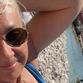 Udovica legendarnog pevača preselila se na ostrvo: Opalila selfi u kupaćem na plaži, grmi u 59. godini