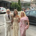 Ćerka i žena Mirka Kodića kao sa crvenog tepiha: U šljokičastim haljinama zablistale, harmonikaš ponosan (foto + video)