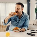 Kardiolog sa više od 20 godina iskustva otkriva šta nikada ne radi pre 9 ujutru