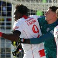 Jednim gestom izazvao revolt, fudbaleri ga jurili po terenu! Postigao gol pa napravio totalni haos! Golman isključen, a…