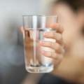 Zašto gubimo tečnost tokom noći i koliko je optimalno popiti vode ujutru