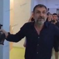 Pare letele po svlačionici u Tirani – ali bukvalno! Albanac uleteo sa kesom punom novca i bacao novčanice pred igrače – nastao…