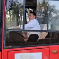 "Holivude, čekaj me!" Hit snimak Andrije Miloševića! Glumac u šortsu i raskopčanoj košulji vozi autobus, ovakvog ga niste…