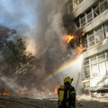 Burna noć u Kijevu: Ruska raketa pogodila soliter od 25 spratova, ima mrtvih; napadnut i Južni most
