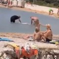 Ljudi u čudu gledaju snimak: Dva muškarca na Jadranu ušla u more sa prasetom na ražnju: "Prase treba dobro posoliti"