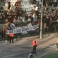 I pape i dida voleli su dilda: Grobari porukom na ćirilici dočekali Hajduk u Solunu! Gosti tražili da se transparent ukloni