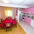 Roze kuhinja, zlatni detalji: Zavirite u kuću našeg folkera na selu - sam održava veliko imanje i prostranu kuću: "Ovo je…