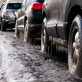 Vozači, budite pažljivi: Opasnost od kiše koja će se lediti pri tlu